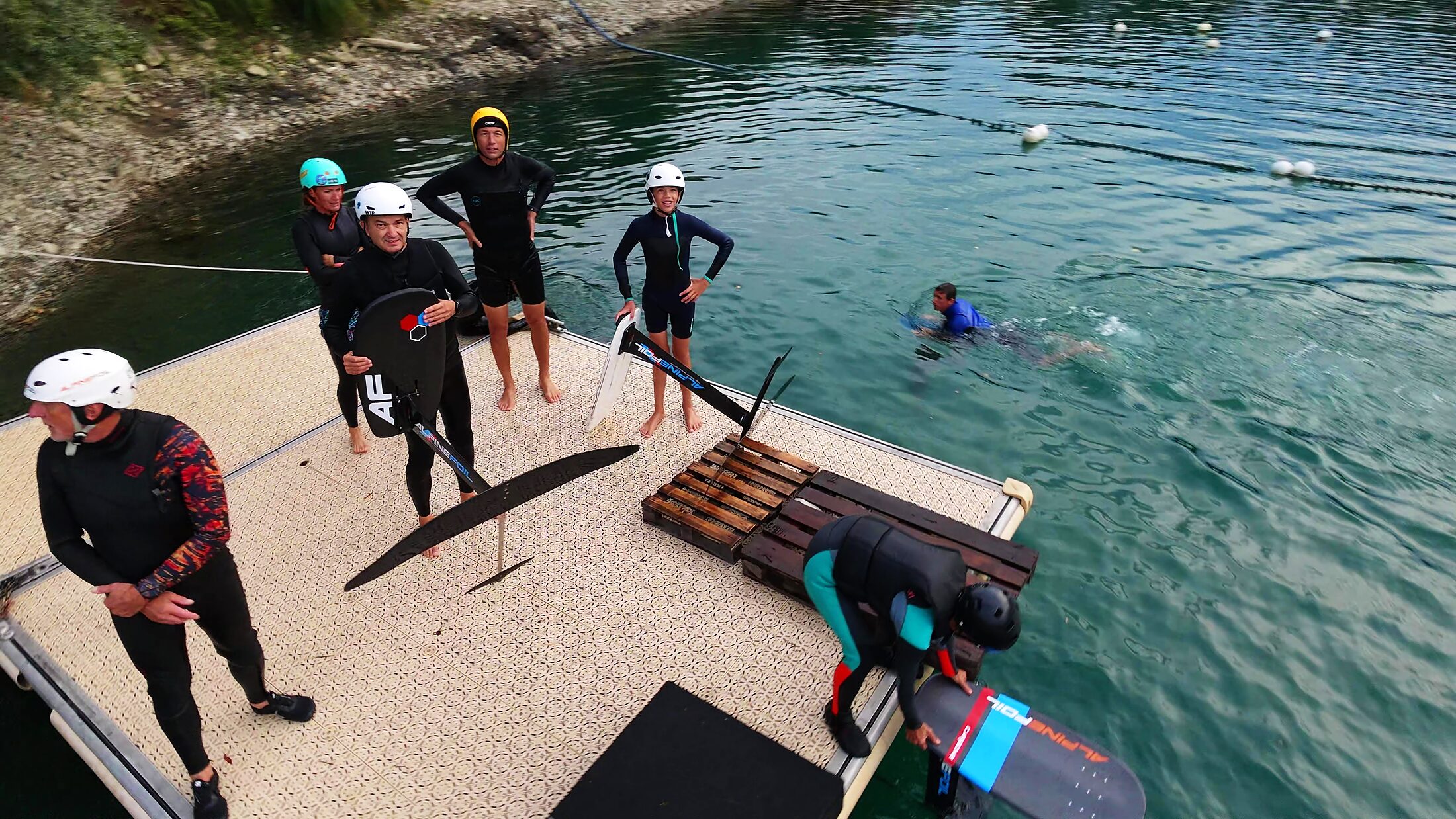 Riders réunis sur le ponton avant la session