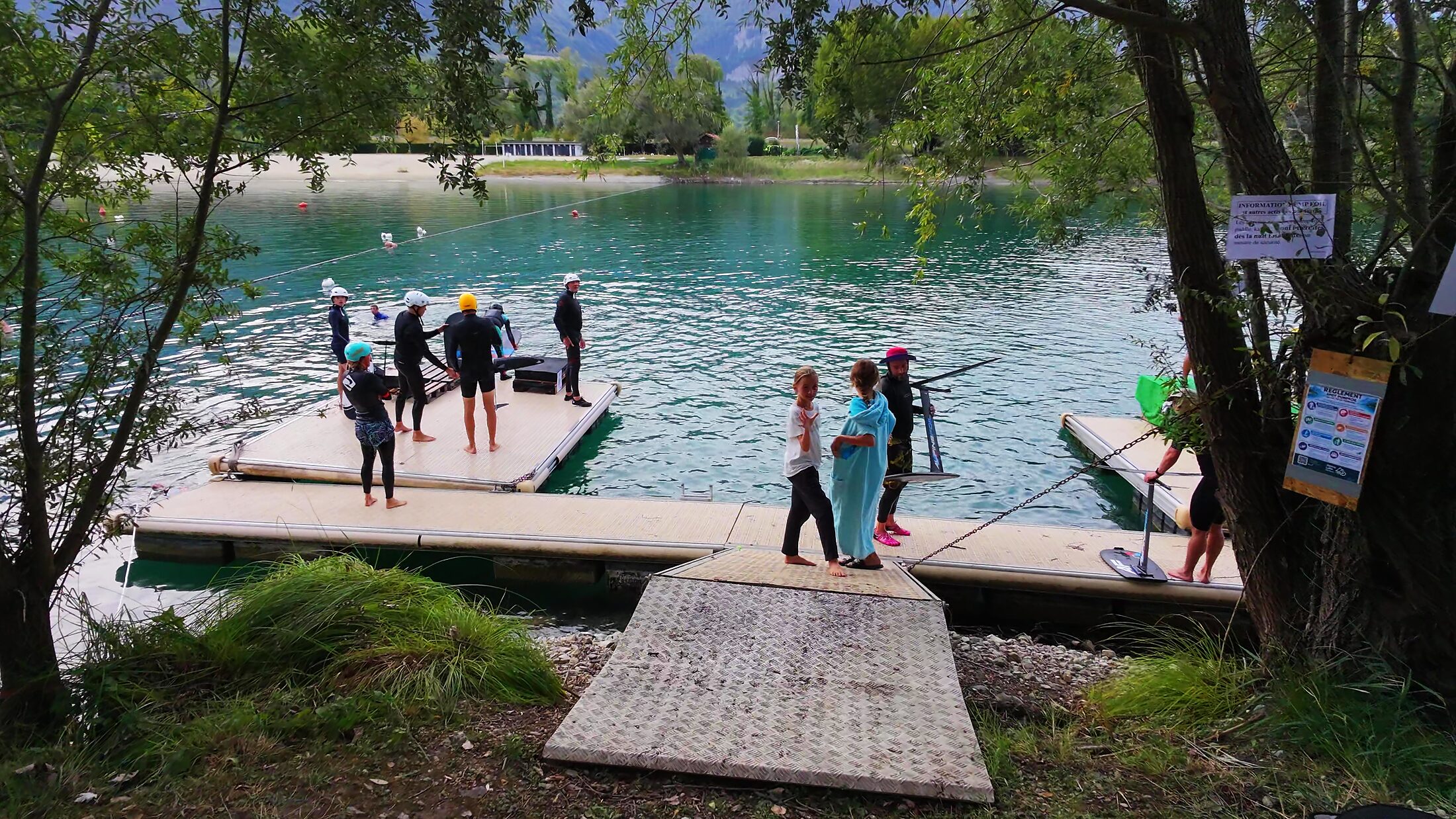 Vue de drone du ponton et des riders sur le lac